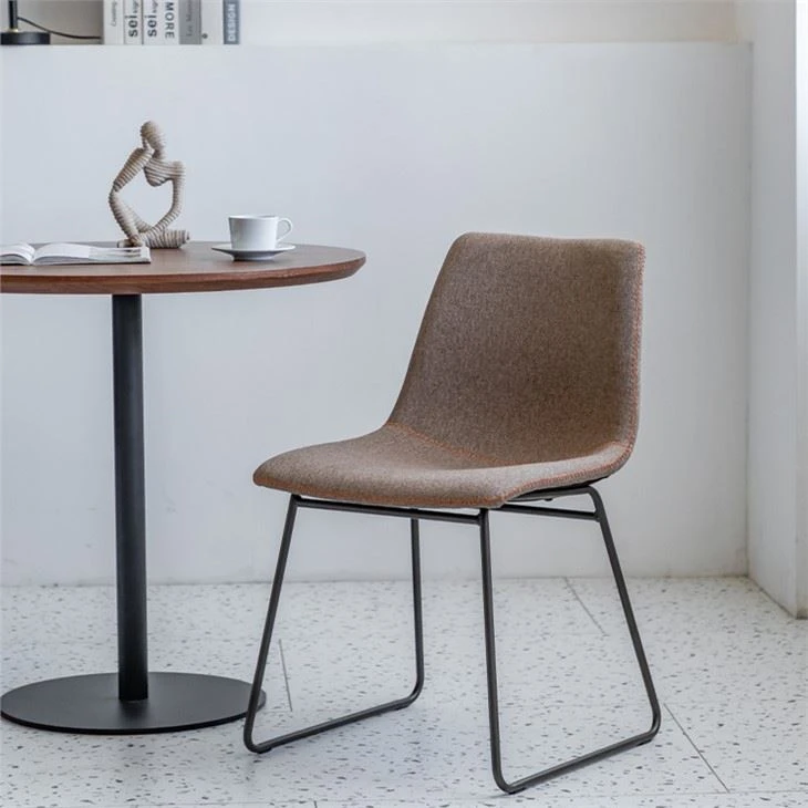 Modern matstol från mitten av-talet med svart metallbas
