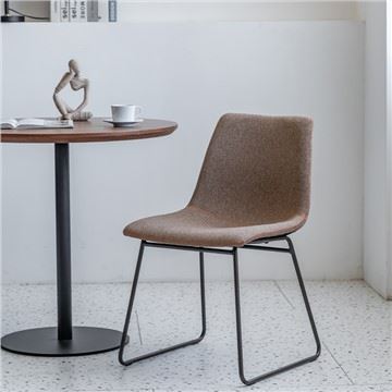 Modern matstol från mitten av-talet med svart metallbas